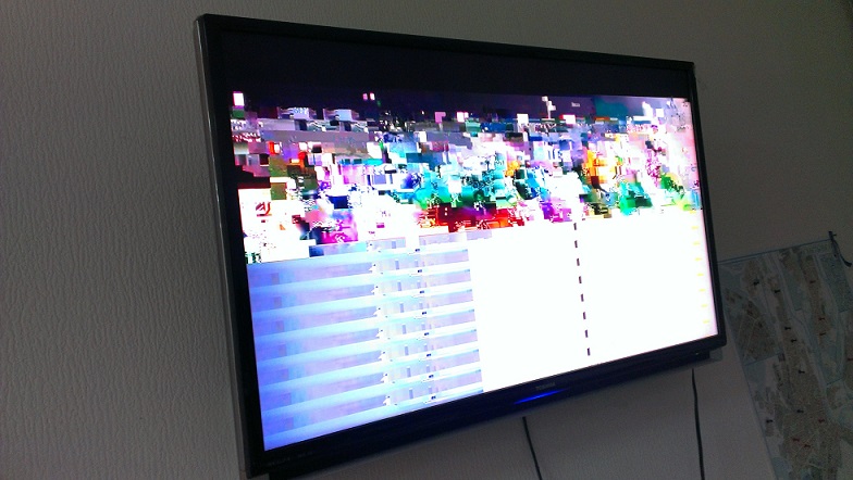Почему лагает телевизор. Плохое изображение на телевизоре. Квадратики на телевизоре. Помехи цифрового телевидения. Зависание телевизора.