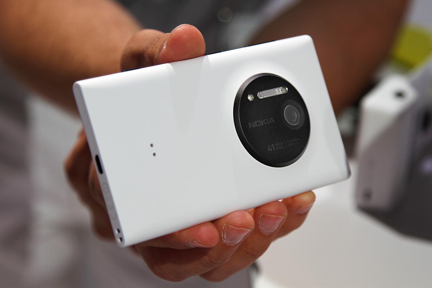 Nokia Lumia 1020 белого цвета