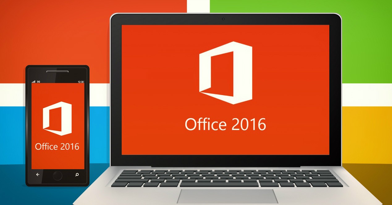 Логотип Microsoft Office 2016 на дисплее ноутбука и смартфона