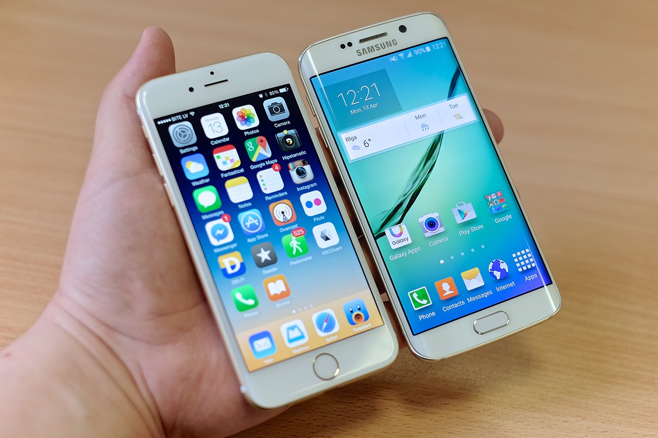 iPhone и Samsung в руке