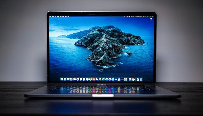 Два порта Thunderbolt/USB 4 и 3,5-мм разъем для наушников на противоположной стороне и это все
